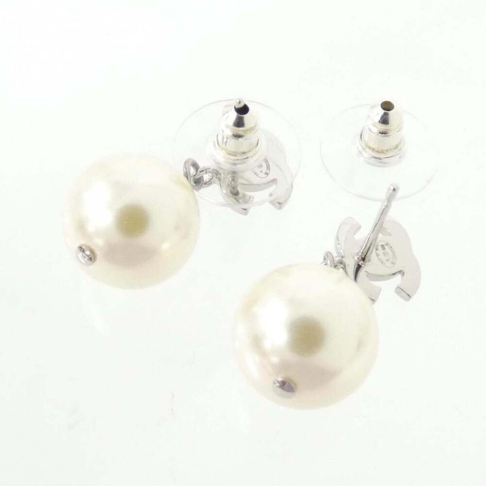 CHANEL White Earrings - Picture 3 of 3
